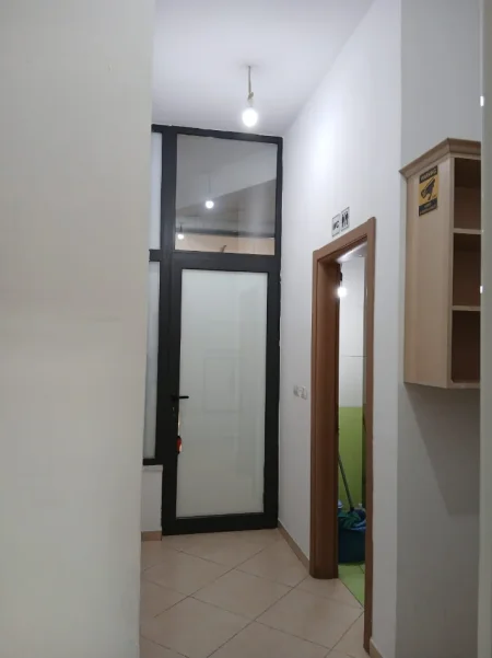 Tirane, jepet me qera ambjent biznesi Kati 0, 50 m² 320 € (Afer KMY)