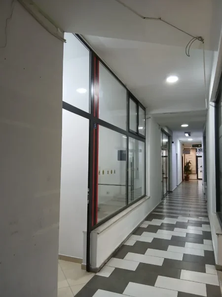 Tirane, jepet me qera ambjent biznesi Kati 0, 50 m² 320 € (Afer KMY)
