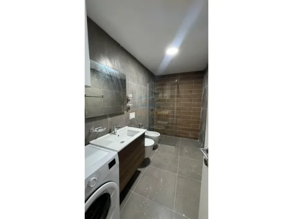 Tirane, jepet me qera apartament 1+1 Kati 5, 65 m² 500 € (Apartament 1+1, Akses Tirana)