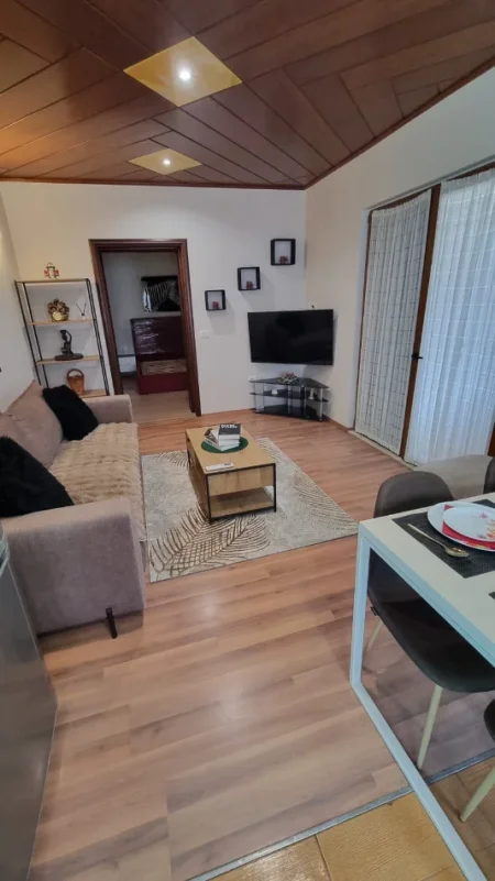 Jepet me Qera Apartamenti 1+1 tek Rruga e Kavajes prane Globe