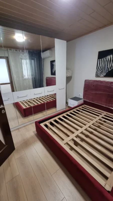 Jepet me Qera Apartamenti 1+1 tek Rruga e Kavajes prane Globe