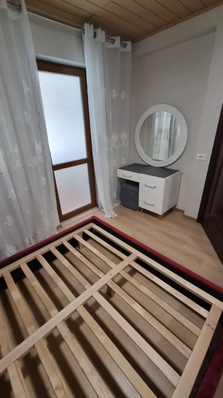Jepet me Qera Apartamenti 1+1 tek Rruga e Kavajes prane Globe