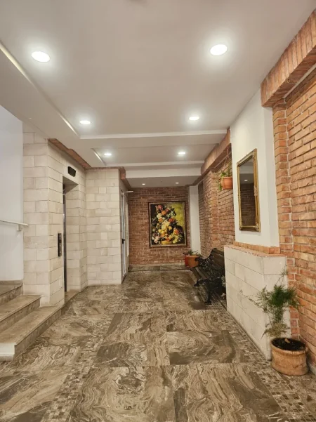 Tirane, jepet me qera ambjent biznesi Kati 1, 74 m² 1.258 € (RTSH)