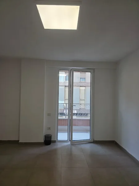 Tirane, jepet me qera ambjent biznesi Kati 1, 74 m² 1.258 € (RTSH)
