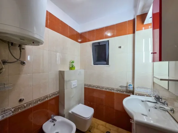 Tirane, jepet me qera apartament 4+1 Kati 3, 120 m² 1.400 € (Mine Peza)
