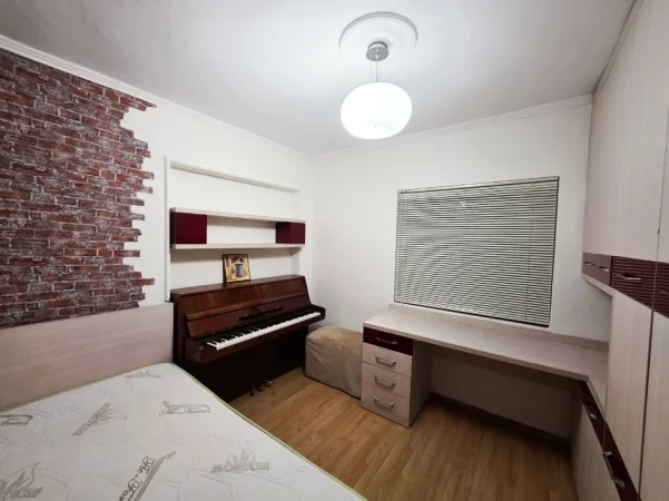 Tirane, jepet me qera apartament 4+1 Kati 3, 120 m² 1.400 € (Mine Peza)