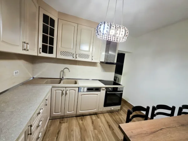 Tirane, jepet me qera apartament 4+1 Kati 3, 120 m² 1.400 € (Mine Peza)