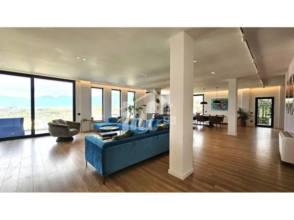 Tirane, shitet Vile , 900 m² (PRANE LIQENIT TE THATE)