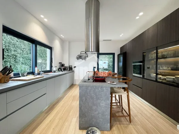 Tirane, shitet Vile , 900 m² (PRANE LIQENIT TE THATE)