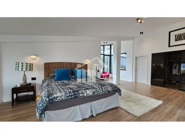 Tirane, shitet Vile , 900 m² (PRANE LIQENIT TE THATE)