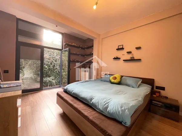 Tirane, shitet Vile , 900 m² (PRANE LIQENIT TE THATE)