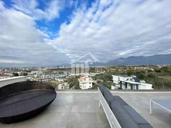 Tirane, shitet Vile , 900 m² (PRANE LIQENIT TE THATE)