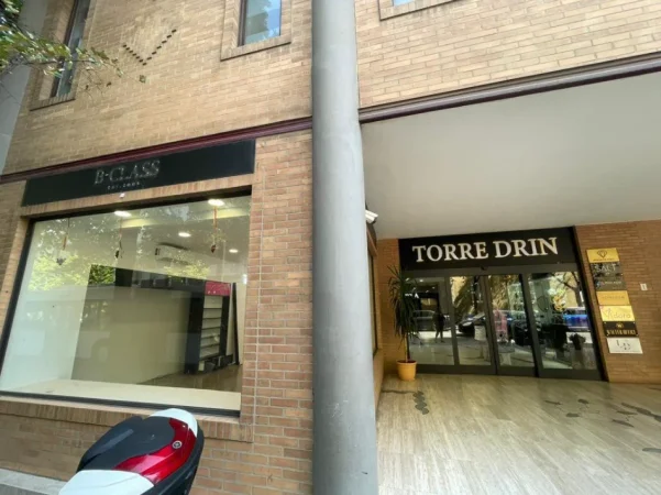 Tirane, jepet me qera zyre Kati 10, 86 m² 1.600 € (PRANE TOPTANIT DHE BASHKISE)