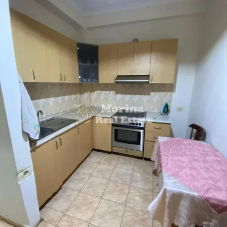 Tirane, jepet me qera shtepi 1+1 Kati 1, 75 m² 400 € (Rruga e Dibres)