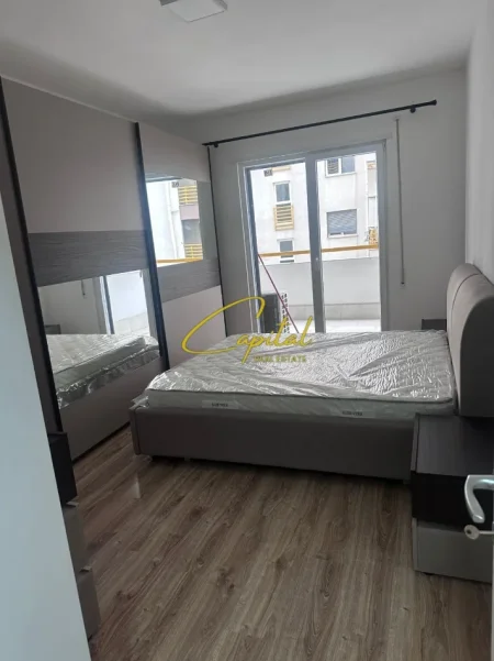 Tirane, jepet me qera apartament 1+1 Kati 1, 70 m² 600 € (LAPRAKE)