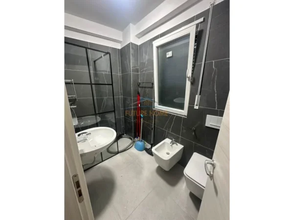 Tirane, jepet me qera apartament 1+1+Ballkon Kati 3, 60 m² 600 € (Kompleksi E88,Rruga Dritan Hoxha)