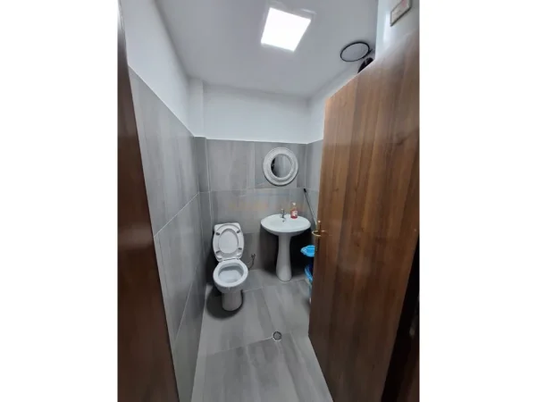 Tirane, jepet me qera ambjent biznesi Kati 2, 71 m² 800 € (Vaso Pasha)