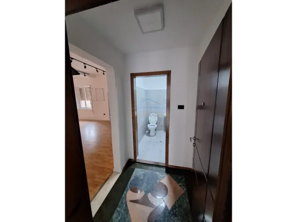Tirane, jepet me qera ambjent biznesi Kati 2, 71 m² 800 € (Vaso Pasha)