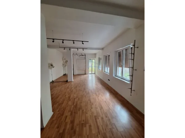 Tirane, jepet me qera ambjent biznesi Kati 2, 71 m² 800 € (Vaso Pasha)