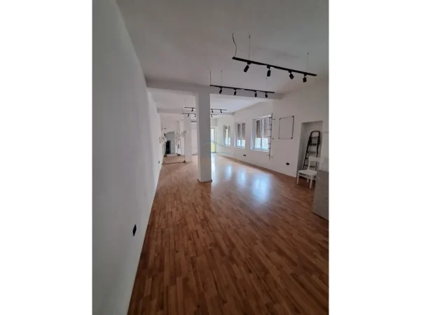 Tirane, jepet me qera ambjent biznesi Kati 2, 71 m² 800 € (Vaso Pasha)