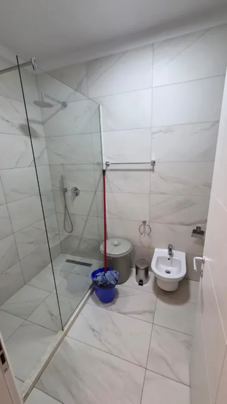 Tirane, jepet me qera apartament 3+1 Kati 3, 100 m² 650 € (Ali Demi)