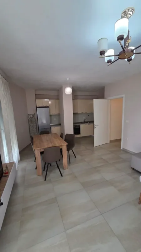 Tirane, jepet me qera apartament 3+1 Kati 3, 100 m² 650 € (Ali Demi)