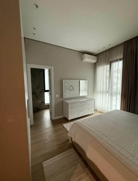 Tirane, jepet me qera apartament 2+1+Ballkon Kati 4, 110 m² 1.000 € (Sqaure 21)