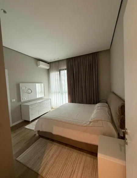 Tirane, jepet me qera apartament 2+1+Ballkon Kati 4, 110 m² 1.000 € (Sqaure 21)