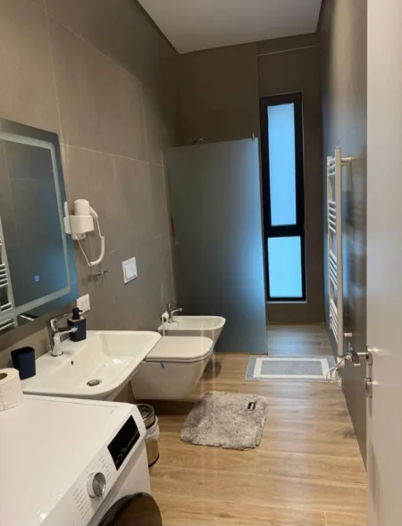 Tirane, jepet me qera apartament 2+1+Ballkon Kati 4, 110 m² 1.000 € (Sqaure 21)