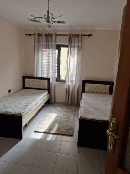 Tirane, jepet me qera apartament 2+1 Kati 4, 74 m² 650 € (Pazari i ri)