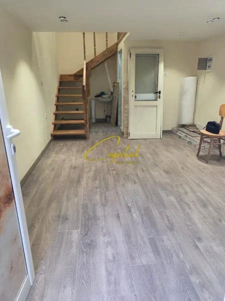 Tirane, jepet me qera ambjent biznesi Kati 0, 55 m² 400 € (ASTIR)