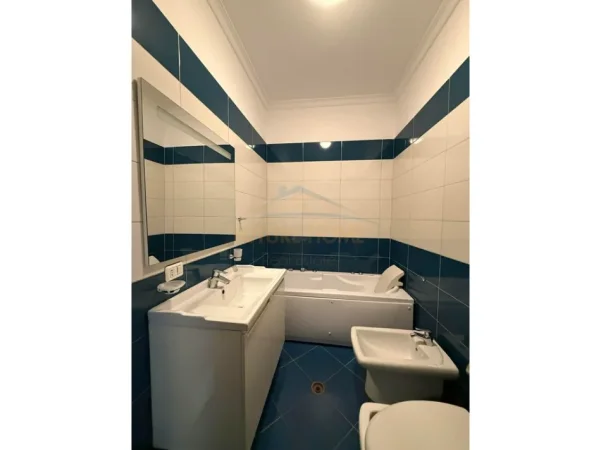 Tirane, jepet me qera apartament 2+1+Ballkon Kati 8, 104 m² 500 € (astir)