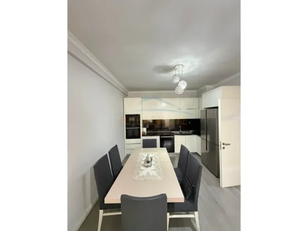 Tirane, jepet me qera apartament 2+1+Ballkon Kati 8, 104 m² 500 € (astir)