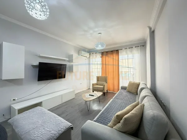 Tirane, jepet me qera apartament 2+1+Ballkon Kati 8, 104 m² 500 € (astir)