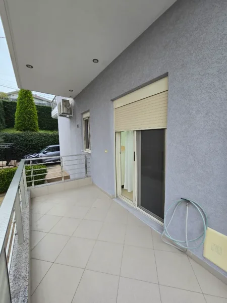 Tirane, jap me qera apartament 1+1+Ballkon Kati 0, 60 m² 450 € (Rruga Haki Shehu 38)