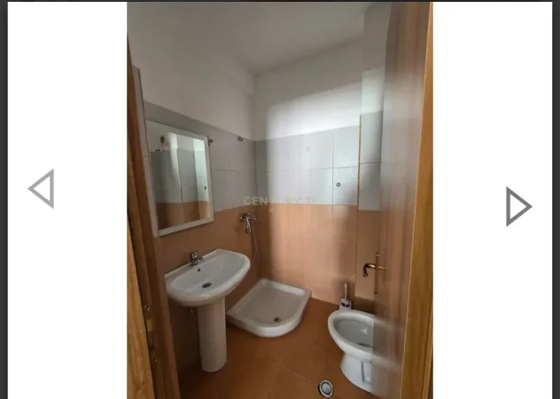Tirane, jepet me qera apartament 2+1+Ballkon Kati 7, 94 m² 450 € (Kombinat)
