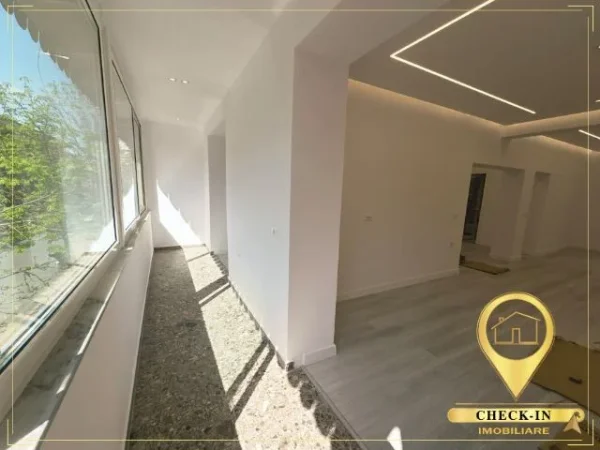 Tirane, jepet me qera zyre Kati 1, 77 m² 1.300 € (Rruga e Barrikadave)