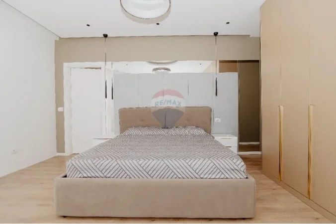 Tirane, jepet me qera apartament 2+1+Ballkon Kati 4, 104 m² 900 € 