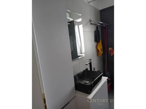 Tirane, jepet me qera apartament 1+1 Kati 1, 60 m² 450 € 