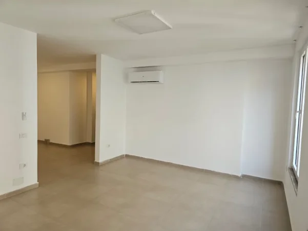 Tirane, jepet me qera zyre Kati 1, 75 m² 1.258 € (Rruga Ismail Qemali)