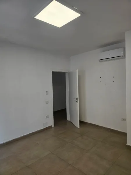 Tirane, jepet me qera zyre Kati 1, 75 m² 1.258 € (Rruga Ismail Qemali)
