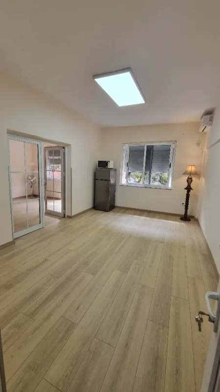 Tirane, jepet me qera nga Pronari,  zyre Kati 2, 55 m² 850 €