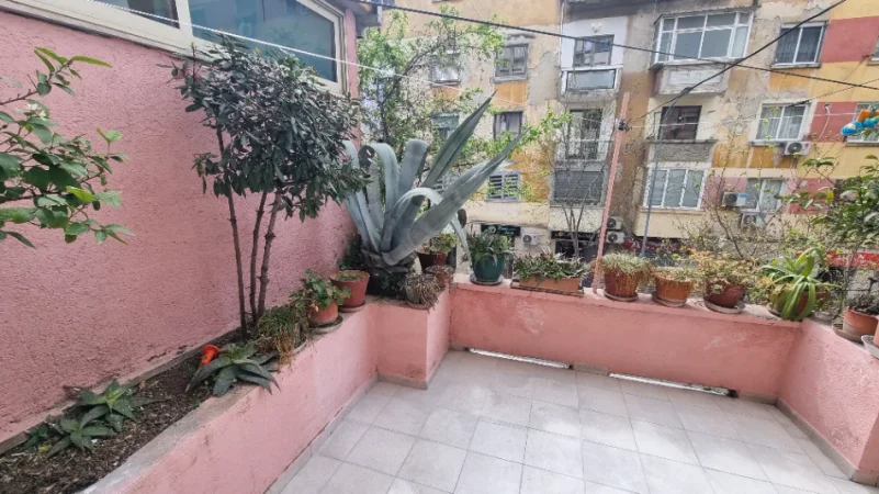 Tirane, jepet me qera nga Pronari,  zyre Kati 2, 55 m² 850 €