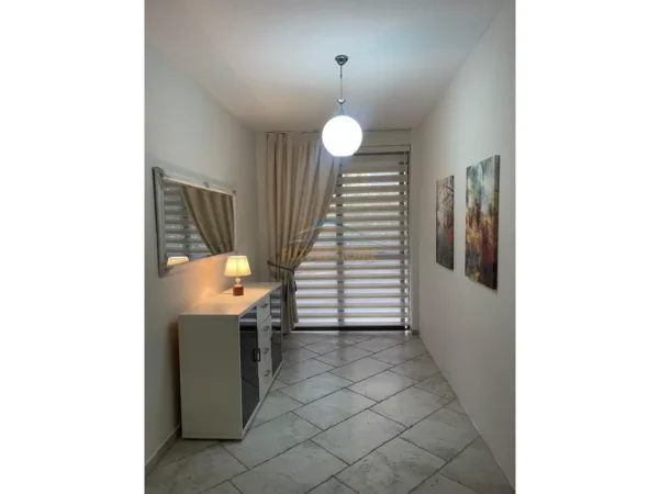 Tirane, jepet me qera apartament 2+1+Ballkon Kati 1, 160 m² 650 € (Shkolla e Kuqe)
