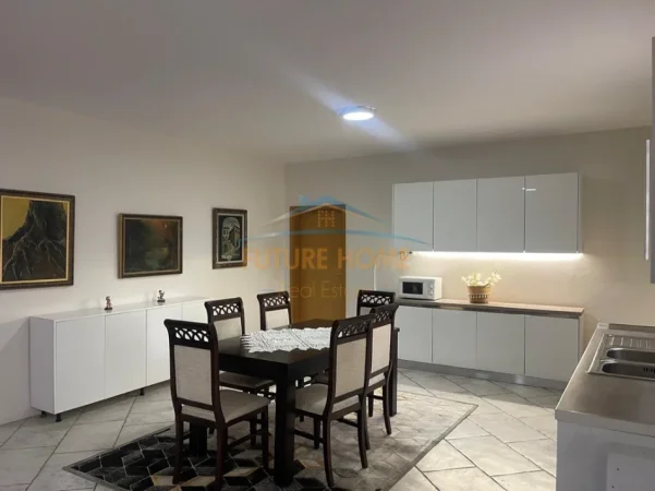 Tirane, jepet me qera apartament 2+1+Ballkon Kati 1, 160 m² 650 € (Shkolla e Kuqe)