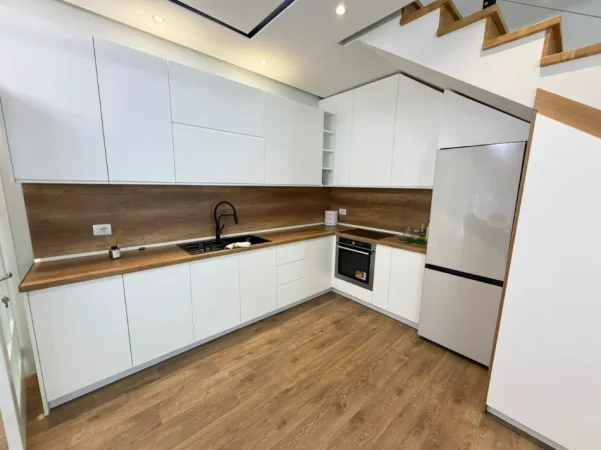 Tirane, jepet me qera apartament 2+1 , 900 €
