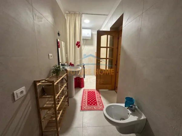 Tirane, jepet me qera apartament 1+1 Kati 2, 76 m² 700 € (Petro Nini)