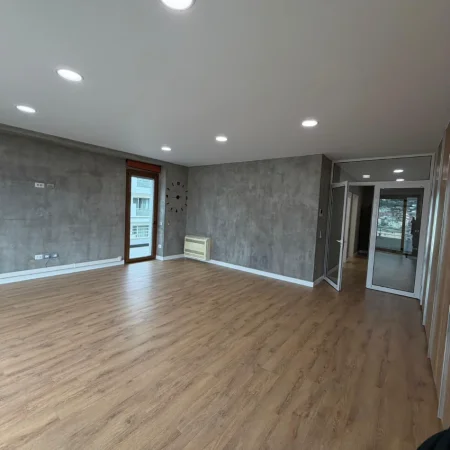 Tirane, jepet me qera zyre Kati 5, 200 m² (Rruga Kavajes)