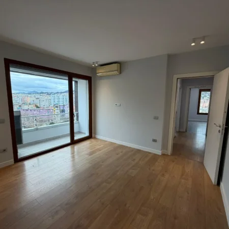 Tirane, jepet me qera zyre Kati 5, 200 m² (Rruga Kavajes)