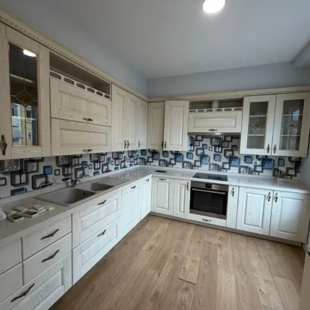 Tirane, jepet me qera zyre Kati 5, 200 m² (Rruga Kavajes)